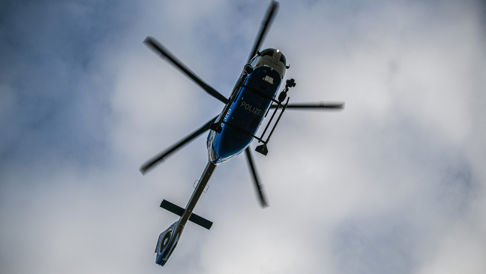 Ein Polizei-Hubschrauber wird bei der Waldbrandübung im Main-Taunus-Kreis eingesetzt (Symbolbild).