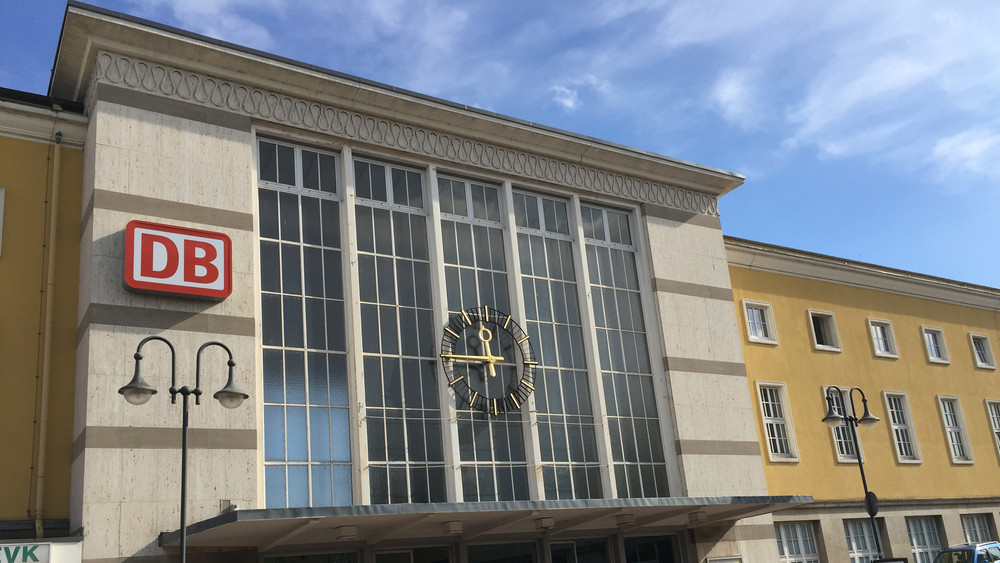 Am Bahnhof in Fulda findet heute der symbolische Spatenstich zur Sanierung statt (Archivbild). 