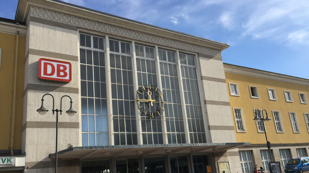 Am Bahnhof in Fulda ist es zu einer handfesten Streiterei gekommen (Foto: Bahnhofsgebäude in Fulda). 