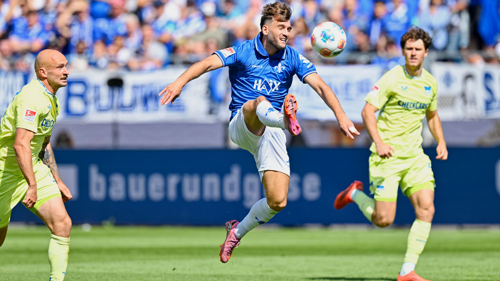 Darmstadts Mittelfeldspieler Killian Corredor (m) im Spiel gegen die Hertha.