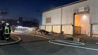 Großbrand im Wiesbadener Deponiegelände: Langer Feuerwehr-Einsatz