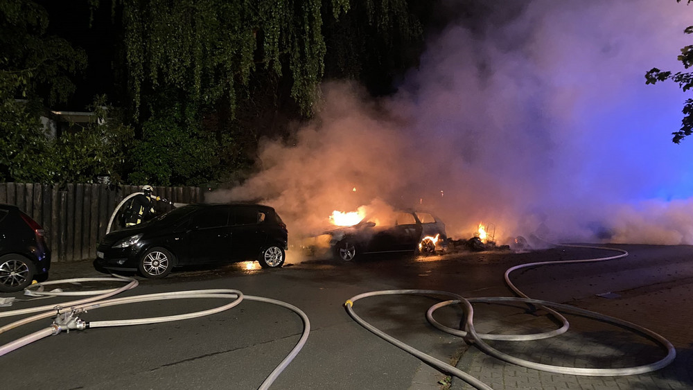 Vier Autos brennen in der Dreieichstraße und werden dabei zum teil völlig zerstört
