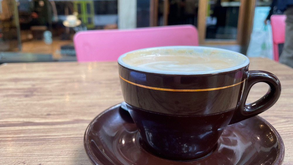 Ob ins Café setzen oder der "Cappuccino Togo" - mit dem Ende der Corona-Pandemie ist der Kaffeeverbrauch außer Haus in Deutschland in die Höhe geschnellt.