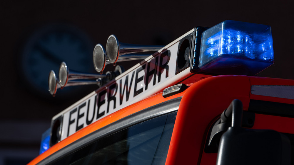 Ein helfender Feuerwehrmann ist bei Heppenheim von einem Gaffer geschlagen worden.