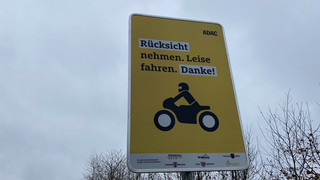 Neue Schilder gegen Motorradlärm im Odenwald