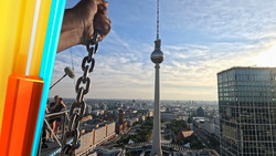 Berlin-Geheimtipps: Hot-Tub auf der Spree, Gameshow und Europas höchste Schaukel