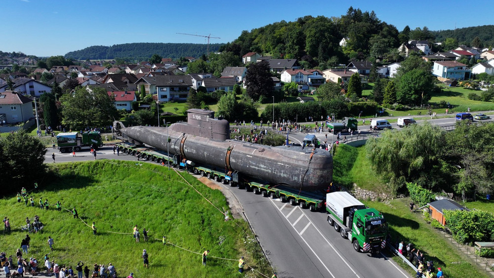 Das U-Boot auf der Straße.