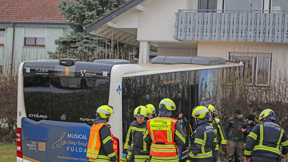 Linienbus fährt in Fulda gegen Haus – Fahrer verletzt