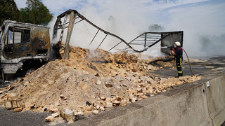 A44 bei Kassel gesperrt: Lkw mit Briketts ausgebrannt