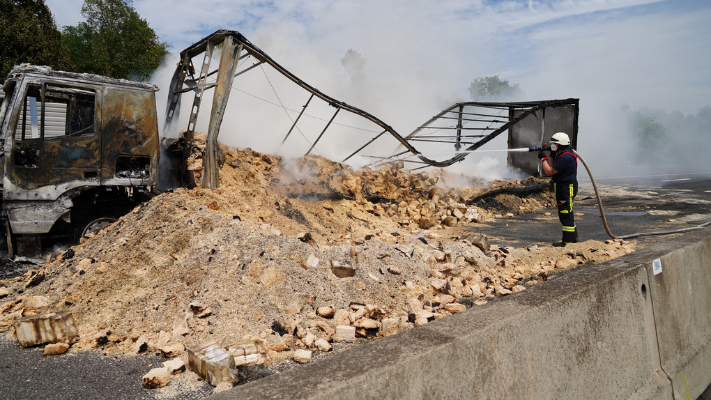 A44 bei Kassel gesperrt: Lkw mit Briketts ausgebrannt