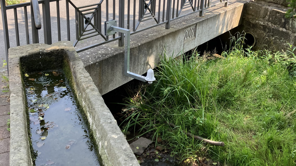 180 Sensoren messen im Kreis Fulda in Echtzeit Wasserstände, Abflussmengen und Niederschlag. Mit den Daten können Prognosen erstellt und die Bevölkerung rechtzeitig vor Hochwasser gewarnt werden. Das Bild zeigt einen Sensor in Oberkalbach. 