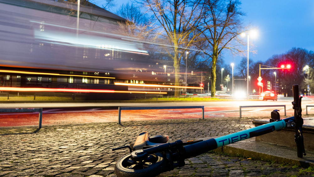 Ein 13 Jahre alter Junge ist bei dem E-Scooter-Unfall in Wiesbaden gestorben (Symbolbild). 