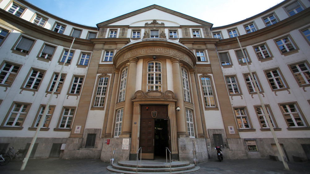 Der Prozess vor dem Landgericht Frankfurt gegen einen Rentner aus Bad Vilbel hat begonnen.