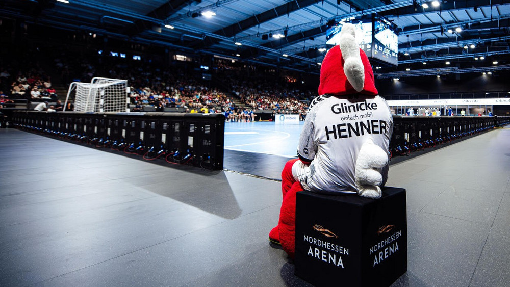 MT-Maskottchen "Henner" zu Gast in der Nordhessen Arena.