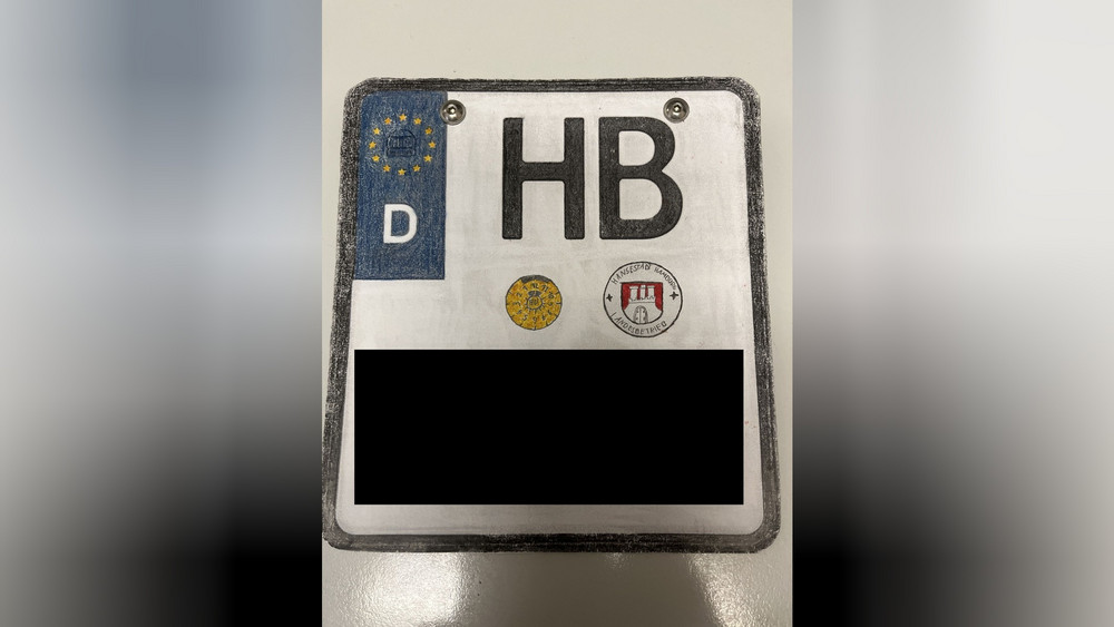 Auf den ersten Blick ist das selbst gemalte Kennzeichen gar nicht schlecht. 