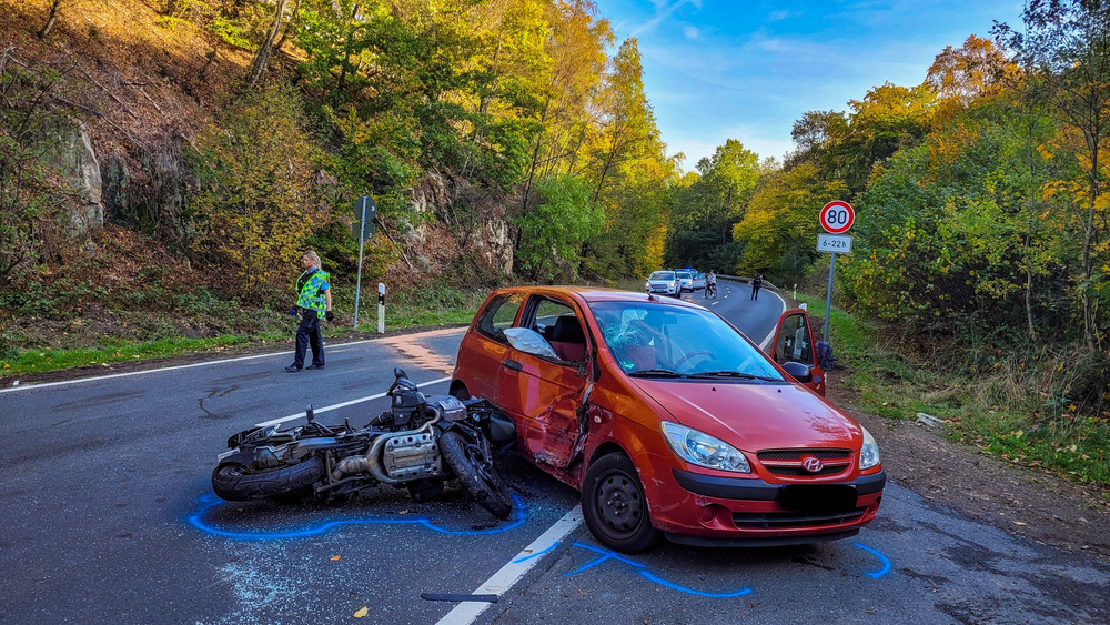 Ein Motorradfahrer ist bei Oberursel im Hochtaunuskreis mit einem Auto zusammengestoßen und schwer verletzt worden.
