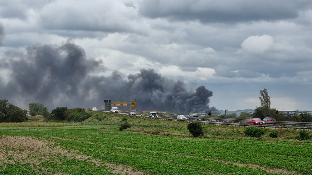 Der schwarze Rauch war weithin sichtbar.
