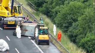 Asbest-Unfall: Autobahn 1 bei Nettersheim lahmgelegt