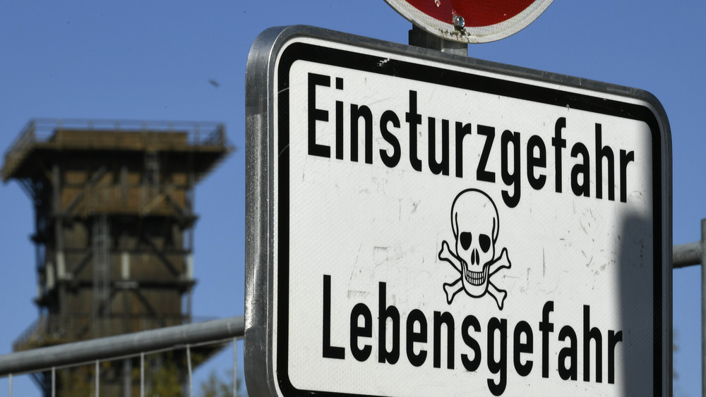 Vor genau zwei Wochen kracht ein LKW-Fahrer in ein Mehrfamilienhaus. Seitdem ist die B38 in dem Bereich gesperrt, weil das Haus einsturzgefährdet war (Symbolbild).