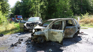 Frontal-Crash bei Steinau: Autos brennen aus