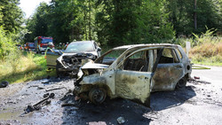 Frontal-Crash bei Steinau: Autos brennen aus