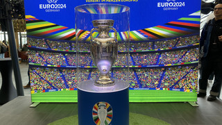 Fußball-Fans stehen Schlange: EM-Pokal und Alex Meier in Frankfurt