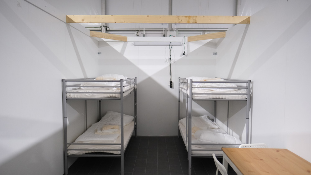 Beispiel eines Zimmers in einer Flüchtlingsunterkunft. Dieses Zimmer bietet vier Menschen Platz und ein Bett. 