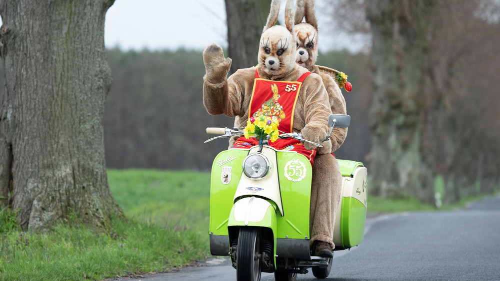 Motorisierte Osterhasen fahren am Ostersamstag durch Südhessen und verteilen Süßigkeiten.
