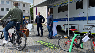Ordnungspolizei Gießen erinnert an Abstand zwischen Auto und Radfahrer