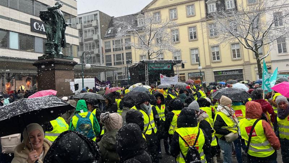 Auf dem Opernplatz in Kassel streiken hunderte Erzieherinnen und Erzieher.