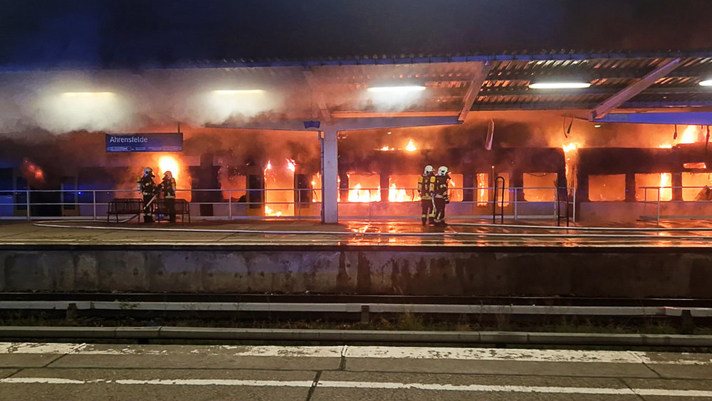 Ein kompletter Zug in Flammen: Einsatz für die Feuerwehr im S-Bahnhof Ahrensfelde in Berlin.