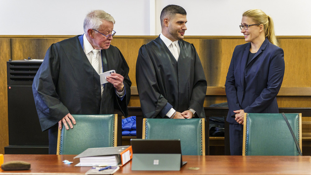 Die Anwälte Gerhard Strate, Sina Moslehi (beide links) und Anja Darsow, die Ehefrau des als Doppelmörder verurteilten Andreas Darsow.