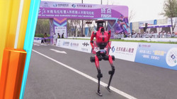 Peking: Roboter läuft Halbmarathon in Rekordzeit