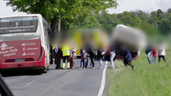 Schulbus im Vogelsberg verunglückt: Großeinsatz mit zehn Rettungswagen