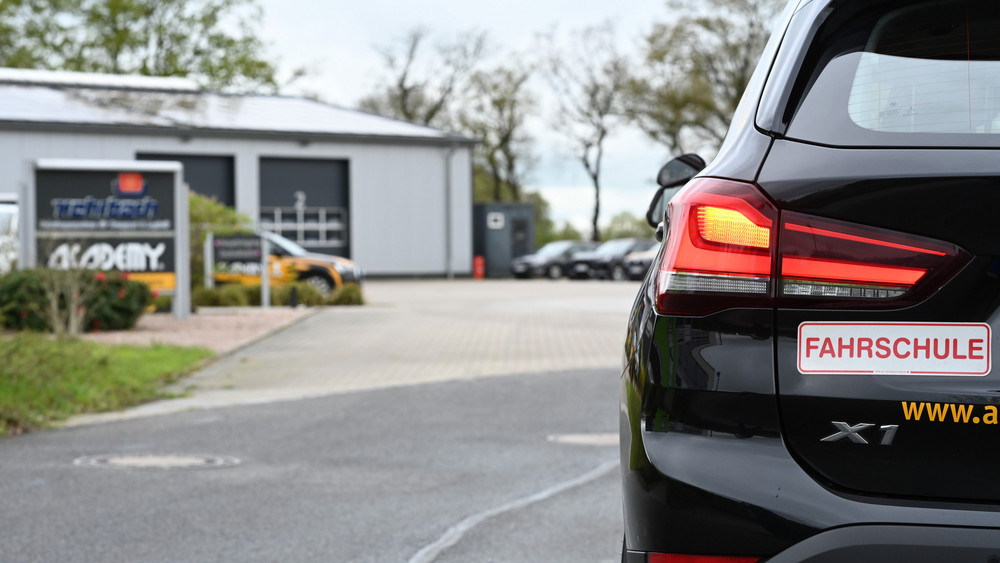 Für Fahranfängerinnen und Anfänger wird der Führerschein immer teurer.