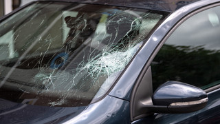 Zeugen in Marburg gesucht: Täter schlagen Scheiben von 23 Autos ein