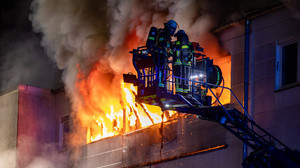 Feuer in Hattersheim: Lagerkomplex in Flammen