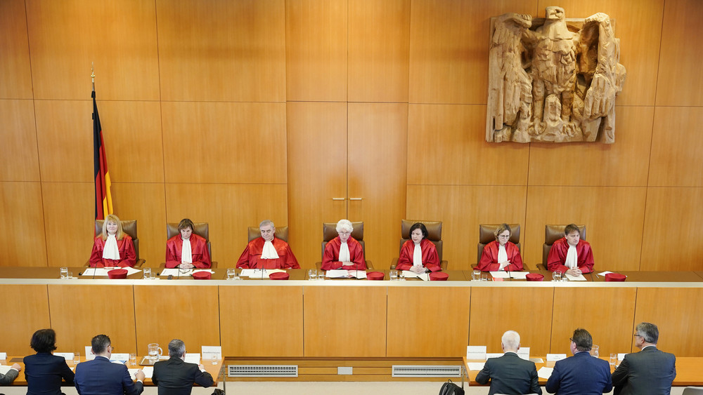 Der Zweite Senat sitzt im Verhandlungssaal des Bundesverfassungsgerichts. Wegen zahlreicher Pannen muss die Bundestagswahl 2021 in Berlin teilweise wiederholt werden.