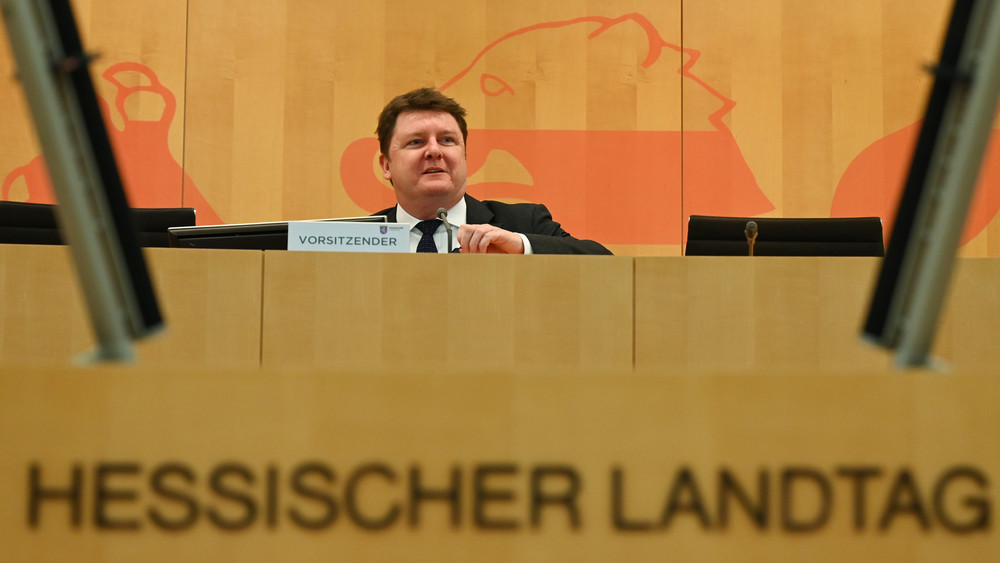 Marius Weiß von der SPD hat den Untersuchungsausschuss des Landtags zu den rassistischen Morden in Hanau geleitet. Diesen Vorsitz gibt er nun ab - als Konsequenz aus der "Parkschein-Affäre" (Archivbild).
