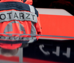 Auto überschlägt sich bei Friedberg