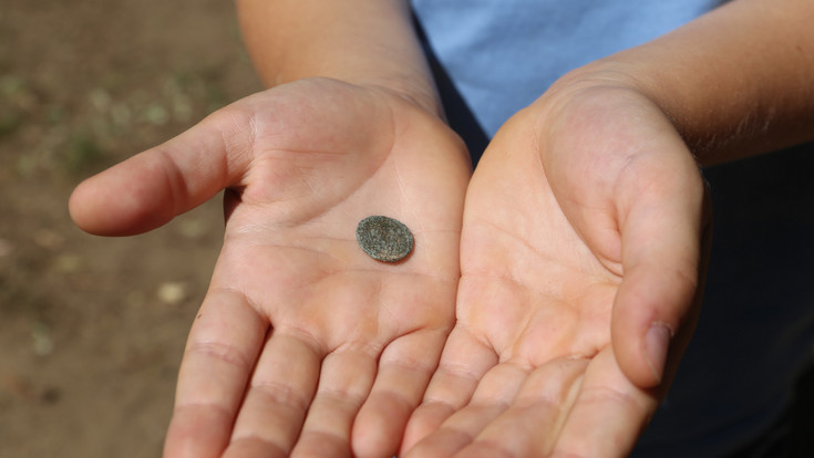 Sechsjähriger Ole findet in Kita-Sandkasten alte Münze
