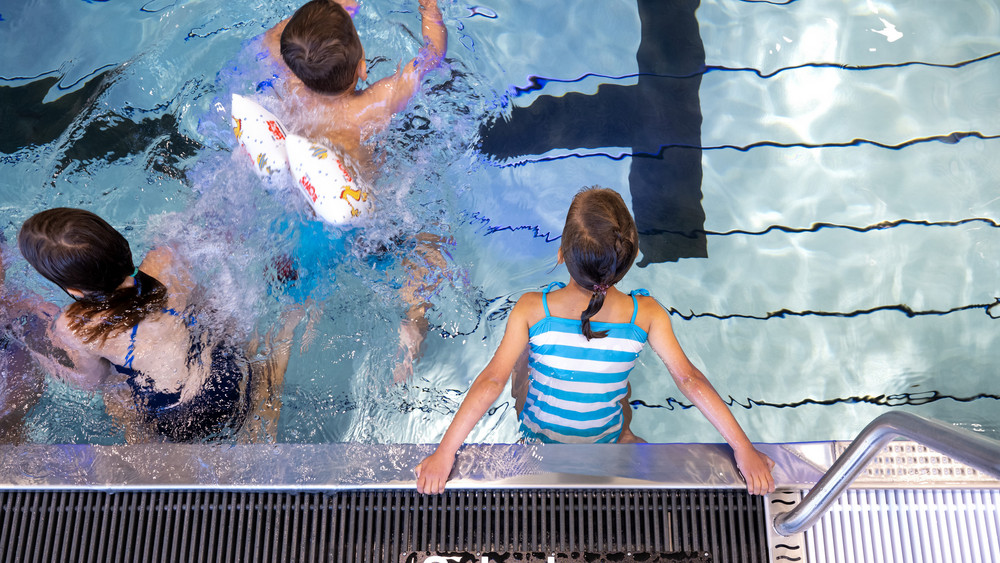 Badespaß nicht nur im Sommer: Ab sofort können Kinder auch in den Weihnachts-, Oster- oder Herbstferien kostenlos ins Schwimmbad.