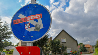Wetteraukreis: Immer wieder unerlaubte Aufkleber auf Straßenschildern