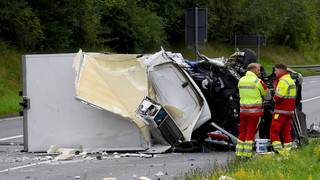 Schwerer Unfall bei Oberursel: Kleintransporter kracht in Öl-Laster