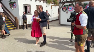 Hoch die Krüge: FC Bayern mit 100-Tore-Kane beim Oktoberfest