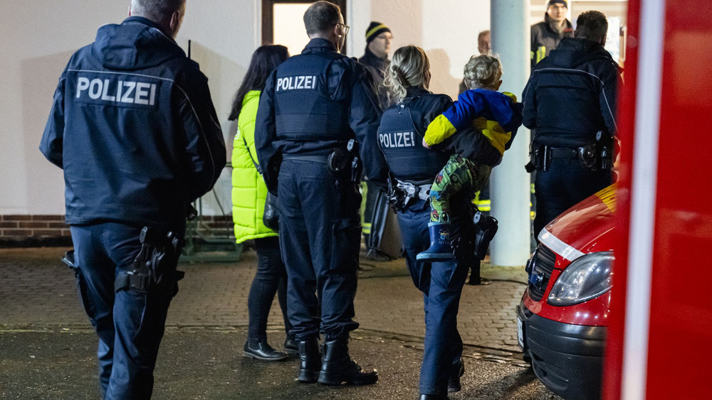 Polizeikommissarin Alica Link trägt Georg zum DRK, nachdem sie uns ihr Kollege den Zweijährigen gefunden haben. 