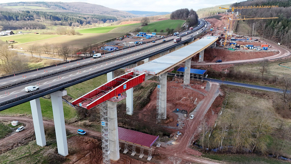 Hier war das neue Brückenteil noch im Bau. Jetzt ist es fertig und der gesamte Verkehr wird für die weiteren Bauarbeiten darüber geführt. 