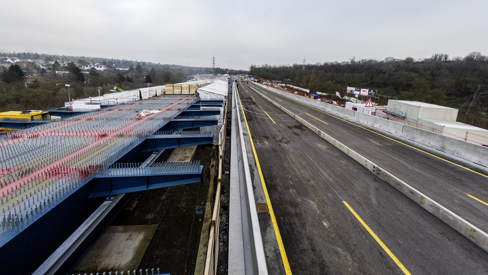 Am Neubau der Salzbachtalbrücke wird weiter geschraubt, gebohrt und geteert. Die Bauarbeiten sind in vollem Gange, heute soll ein weiterer Brückenteil in Position gebracht werden