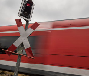 Alzenau: Zug erfasst Fahrradfahrerin - 43-Jährige stirbt