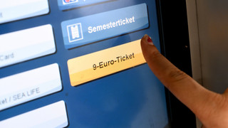 9-Euro-Ticket in Hessen: RMV und NVV verkaufen über 1 Million Tickets